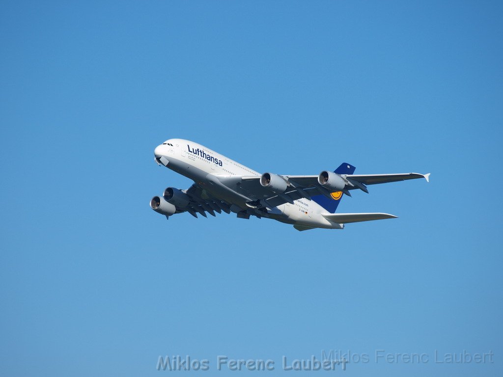 Lufthansa Airbus A 380 zu Besuch Flughafen Koeln Bonn P092.JPG